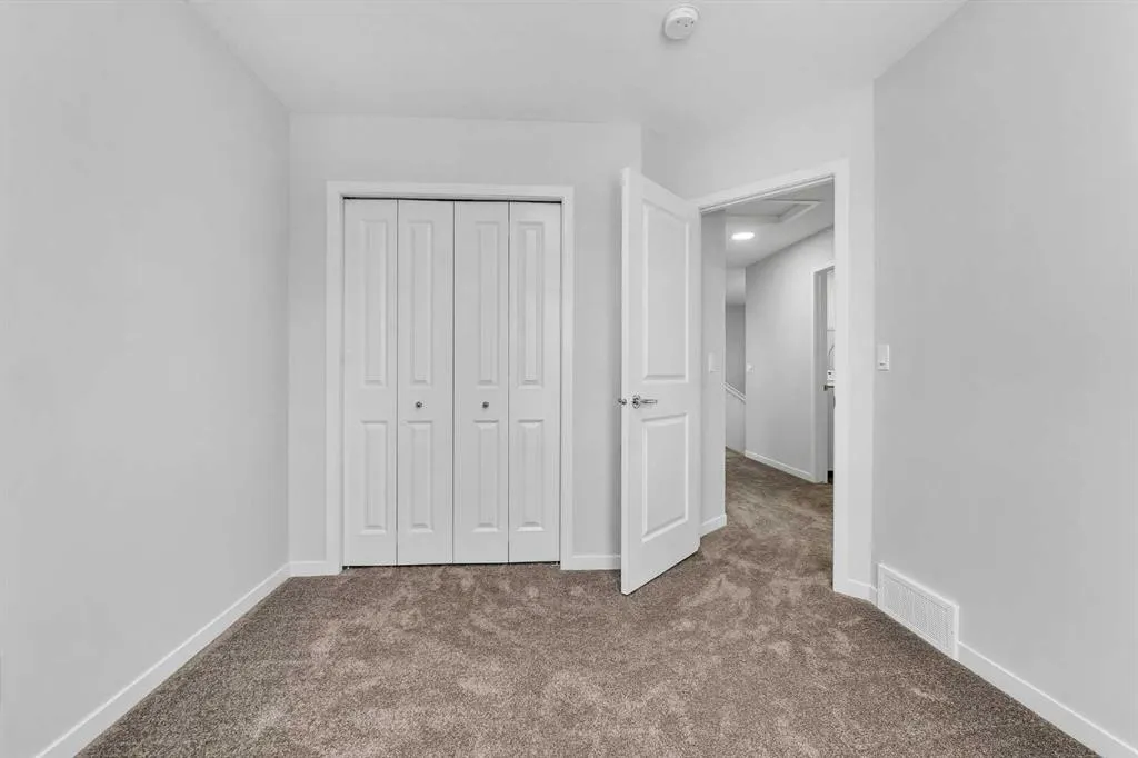 87 Corner Glen Manor NE