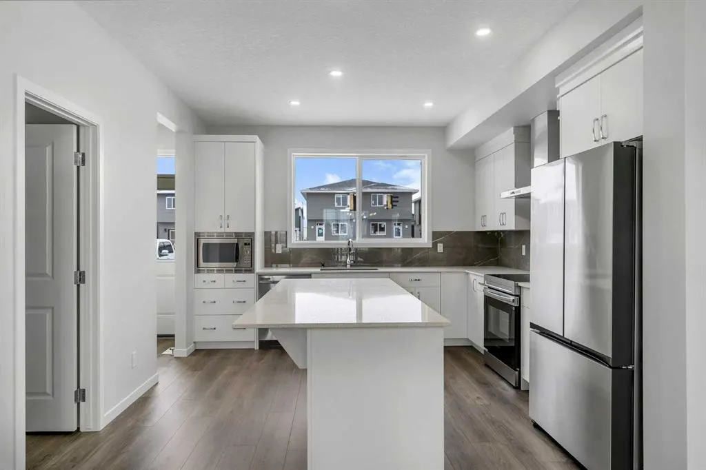 87 Corner Glen Manor NE