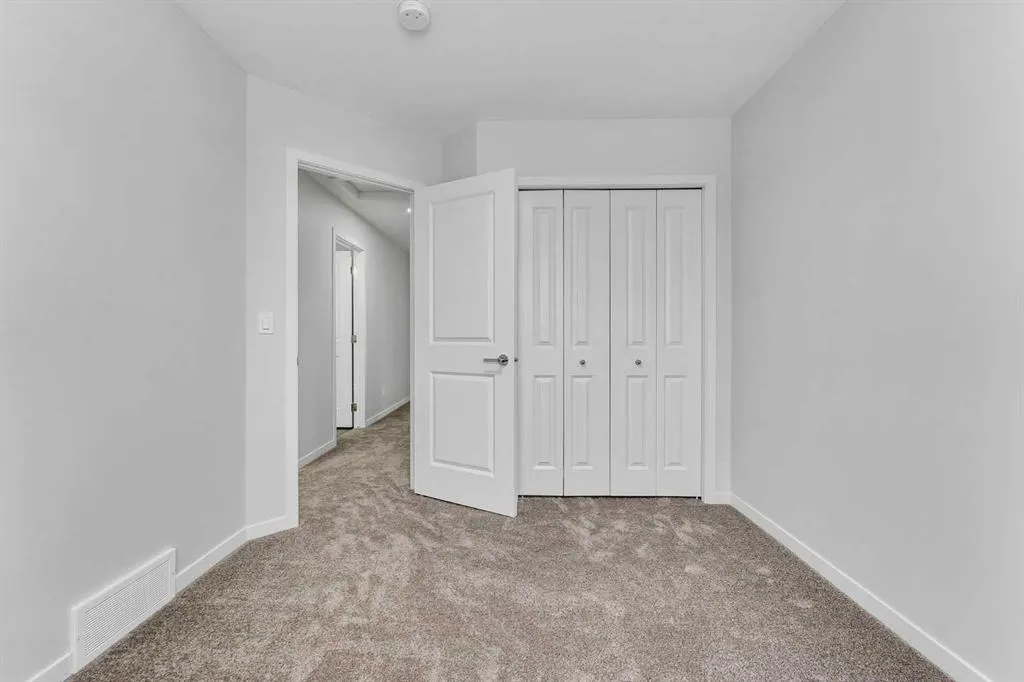 87 Corner Glen Manor NE