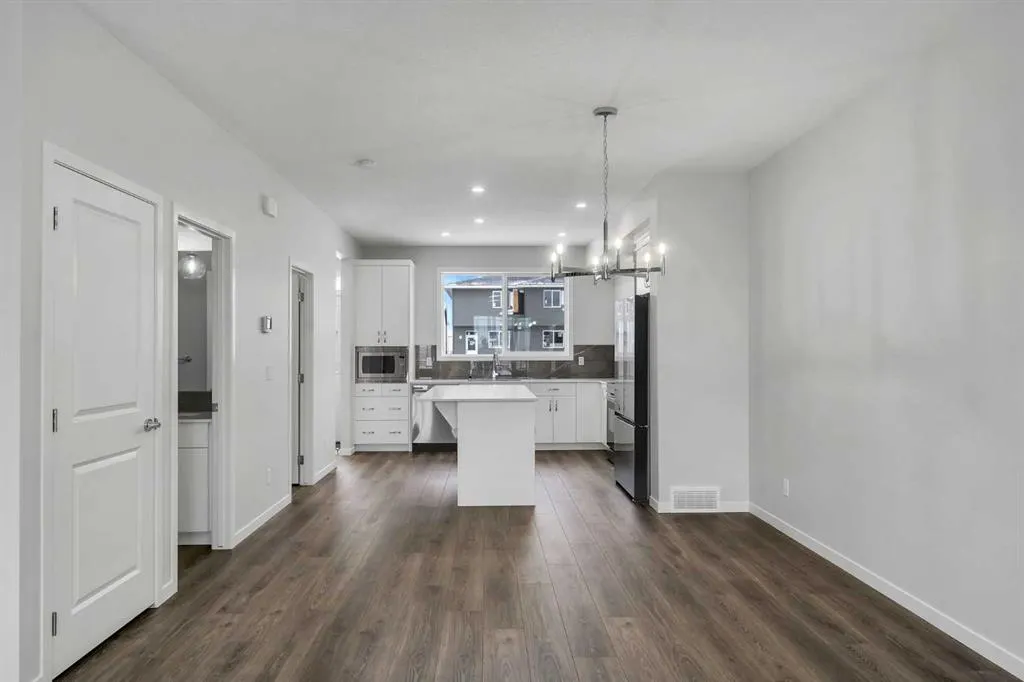 87 Corner Glen Manor NE
