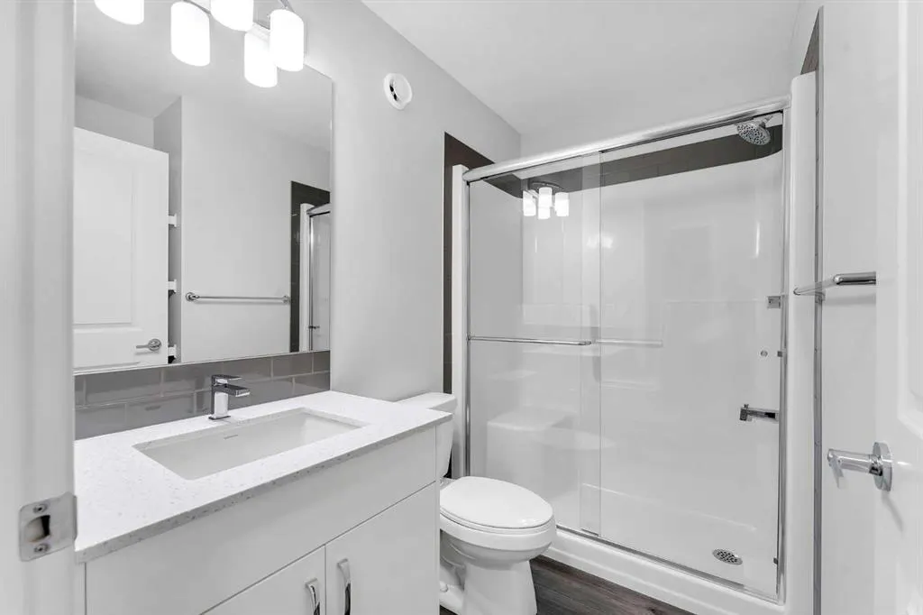 87 Corner Glen Manor NE