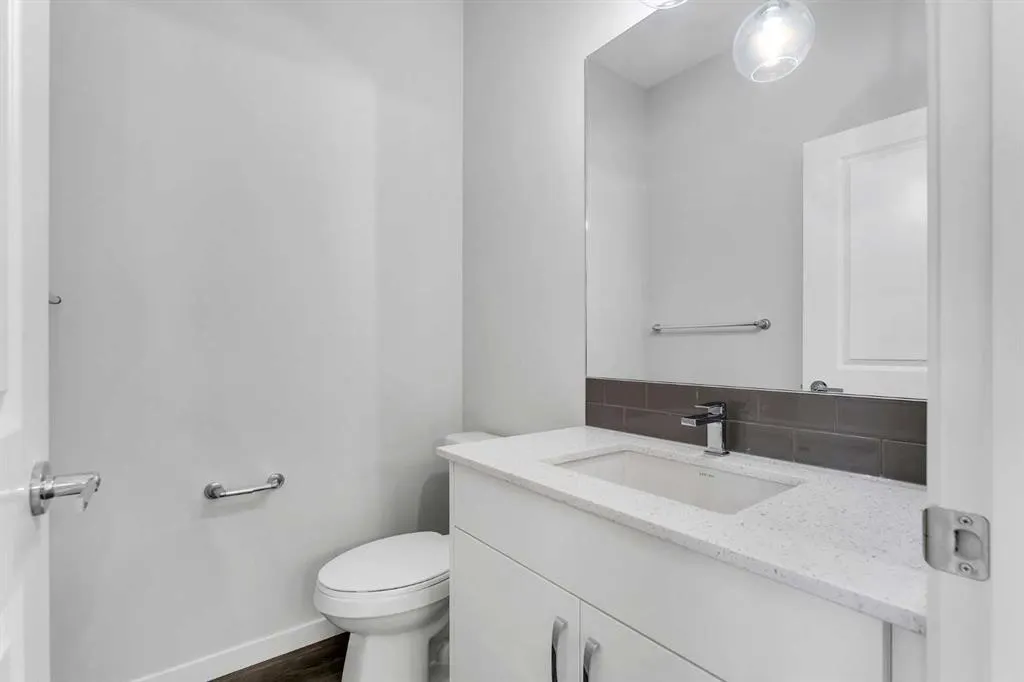 87 Corner Glen Manor NE
