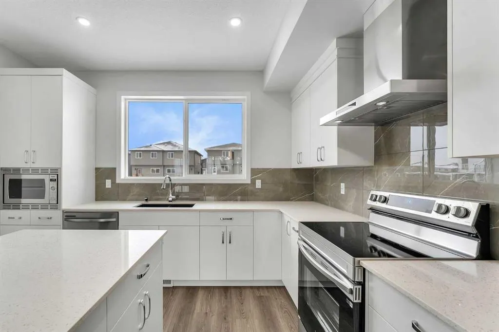 87 Corner Glen Manor NE