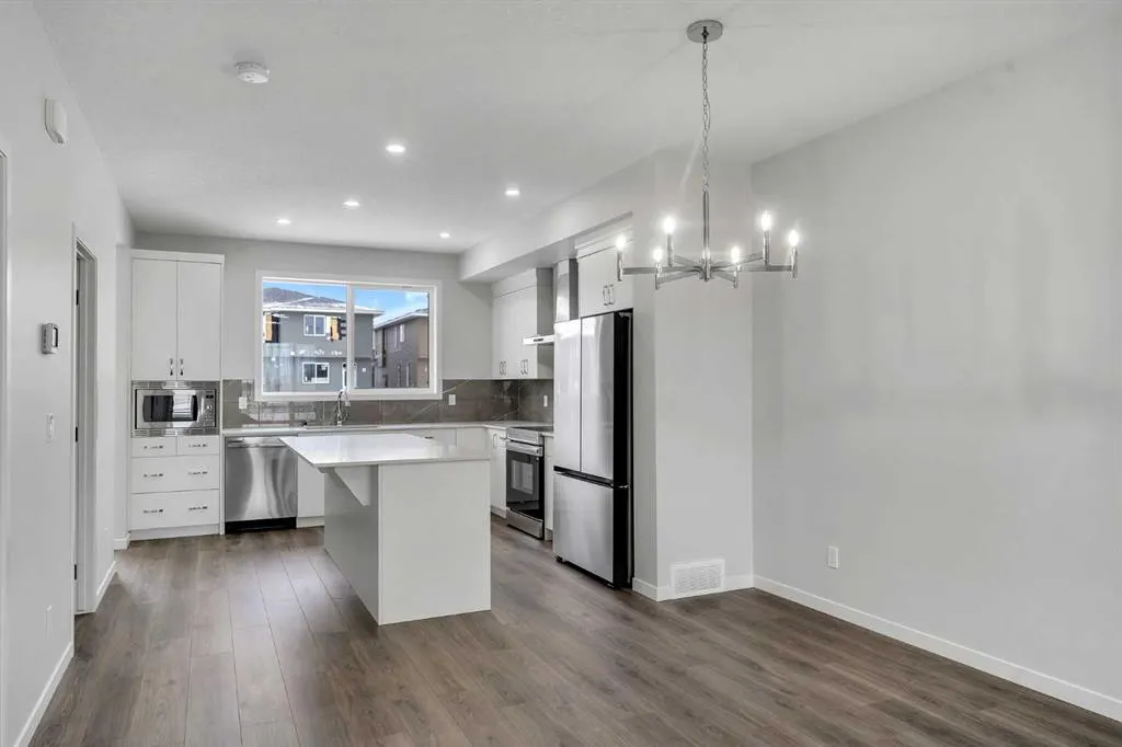 87 Corner Glen Manor NE