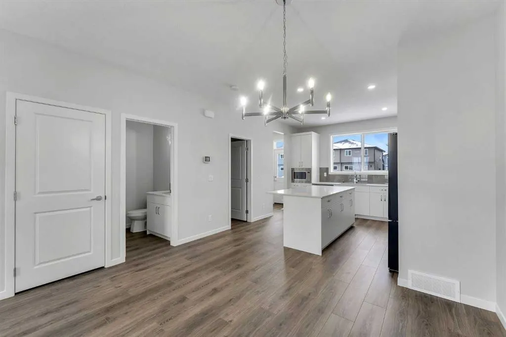 87 Corner Glen Manor NE