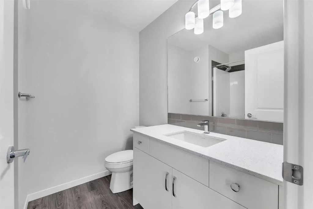 87 Corner Glen Manor NE