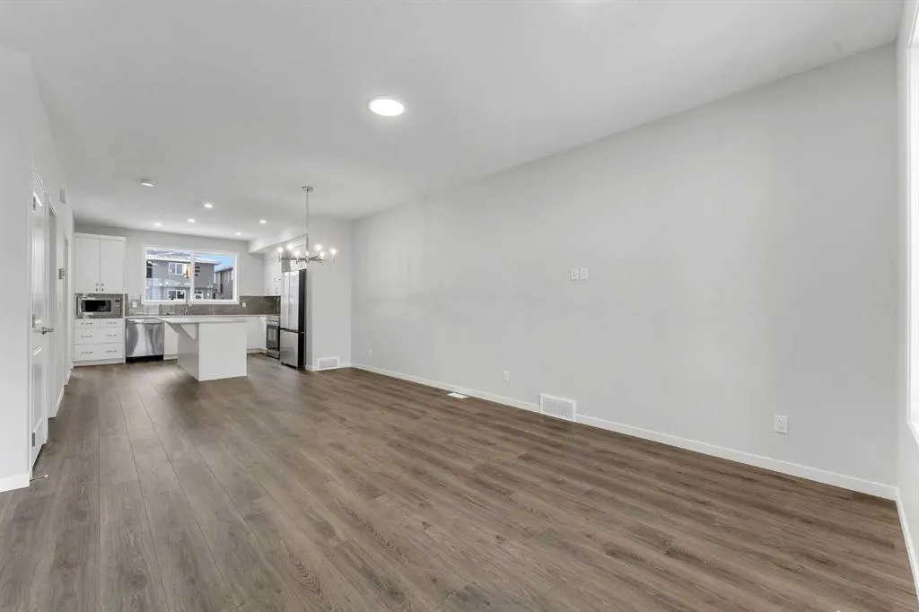 87 Corner Glen Manor NE
