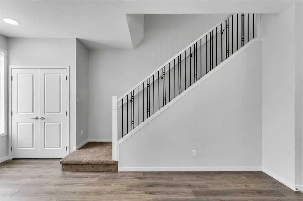 87 Corner Glen Manor NE