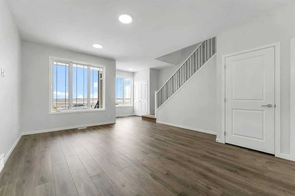 87 Corner Glen Manor NE
