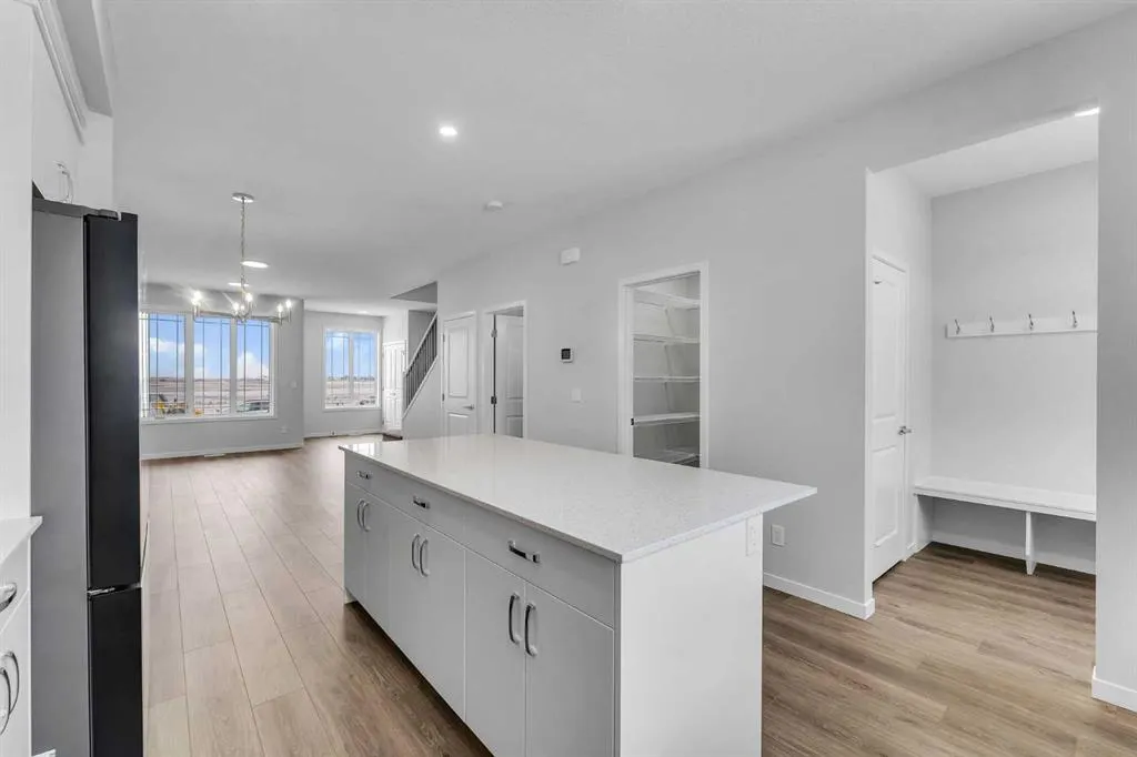 87 Corner Glen Manor NE
