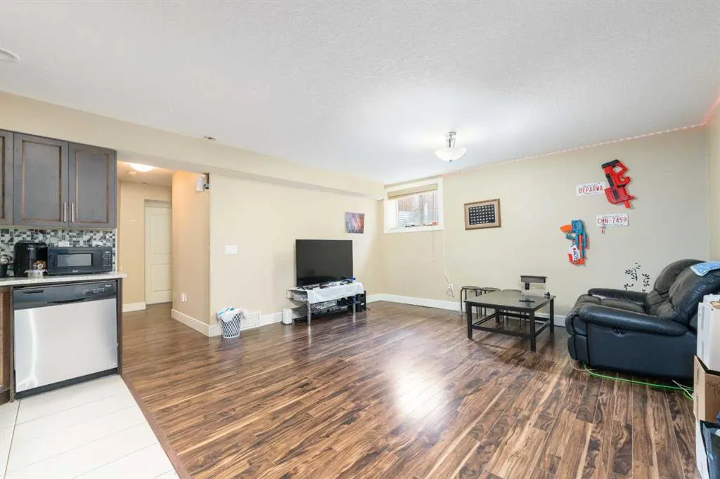 150 Saddlelake Grove NE