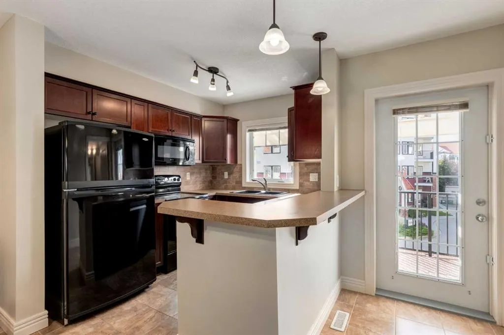 37 Royal Oak Plaza NW
