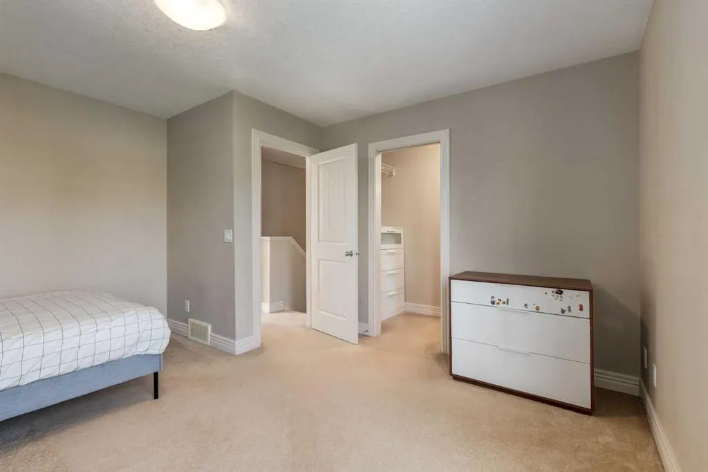 37 Royal Oak Plaza NW