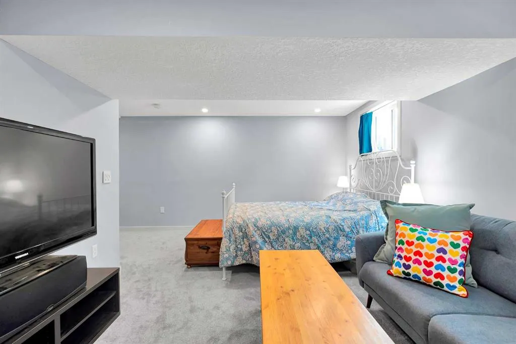25 Silverdale Place NW