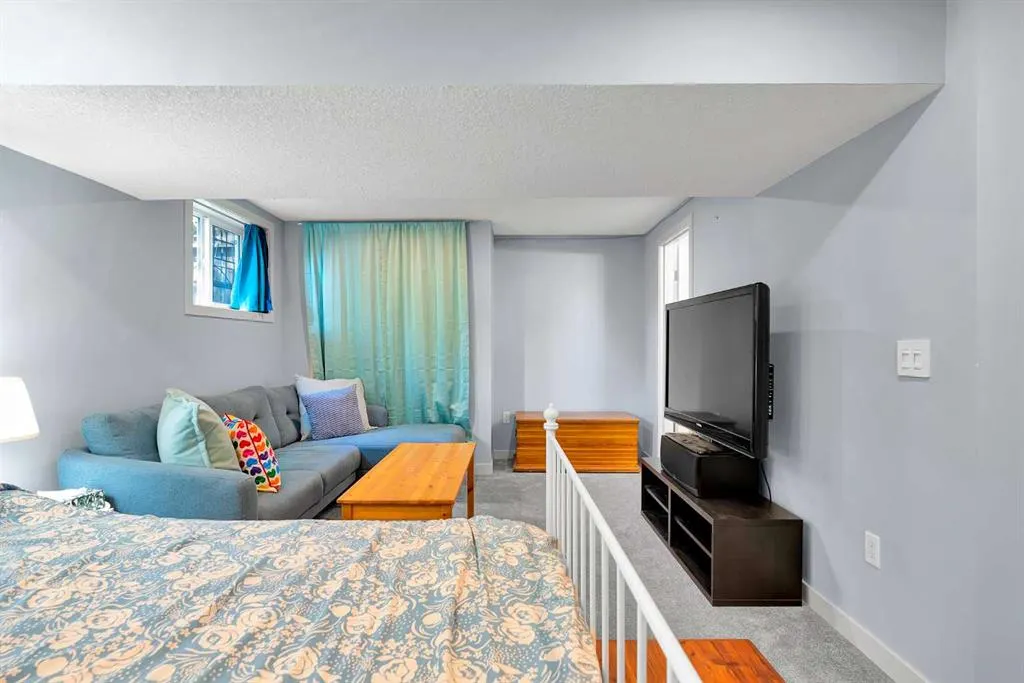 25 Silverdale Place NW
