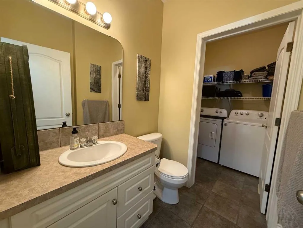 5011 55 Ave, ##2