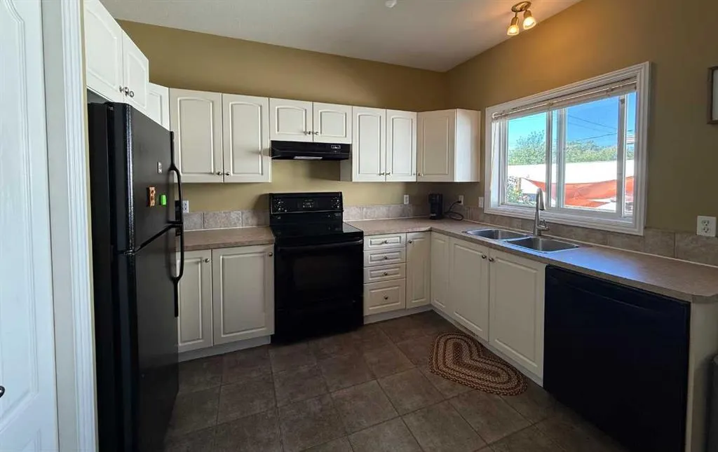 5011 55 Ave, ##2