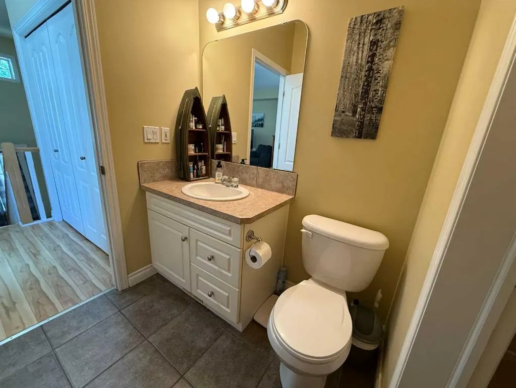 5011 55 Ave, ##2