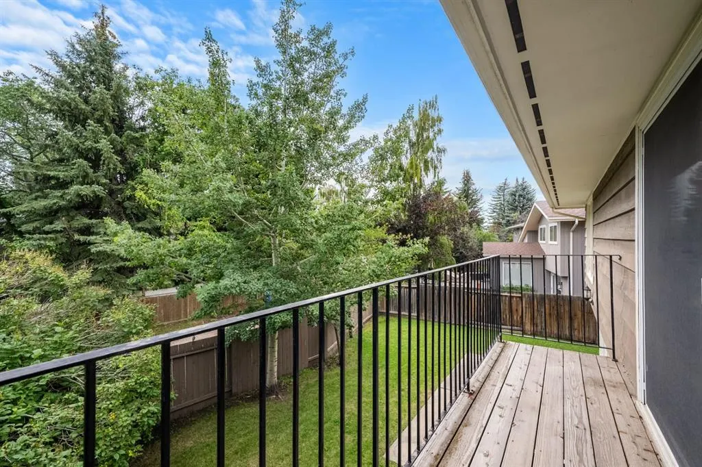 409 Lake Simcoe Crescent SE