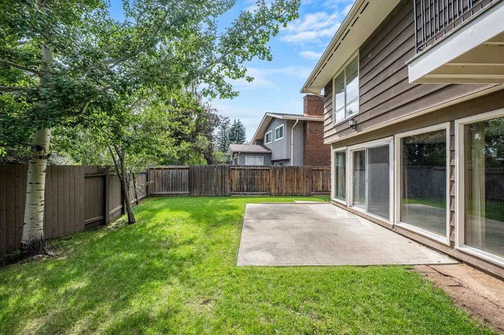 409 Lake Simcoe Crescent SE