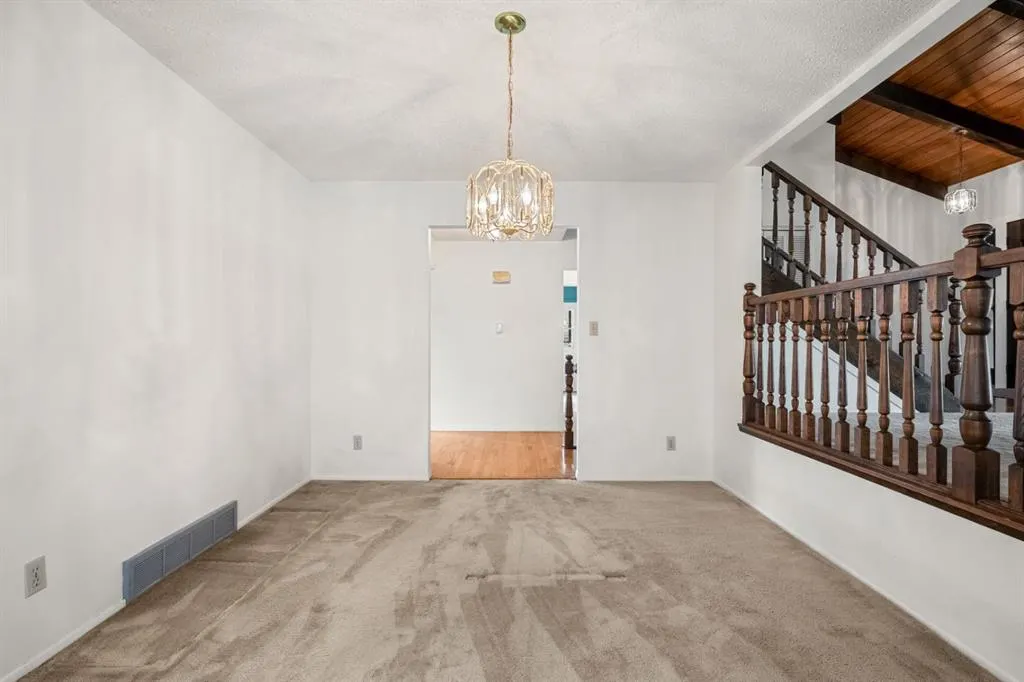 409 Lake Simcoe Crescent SE