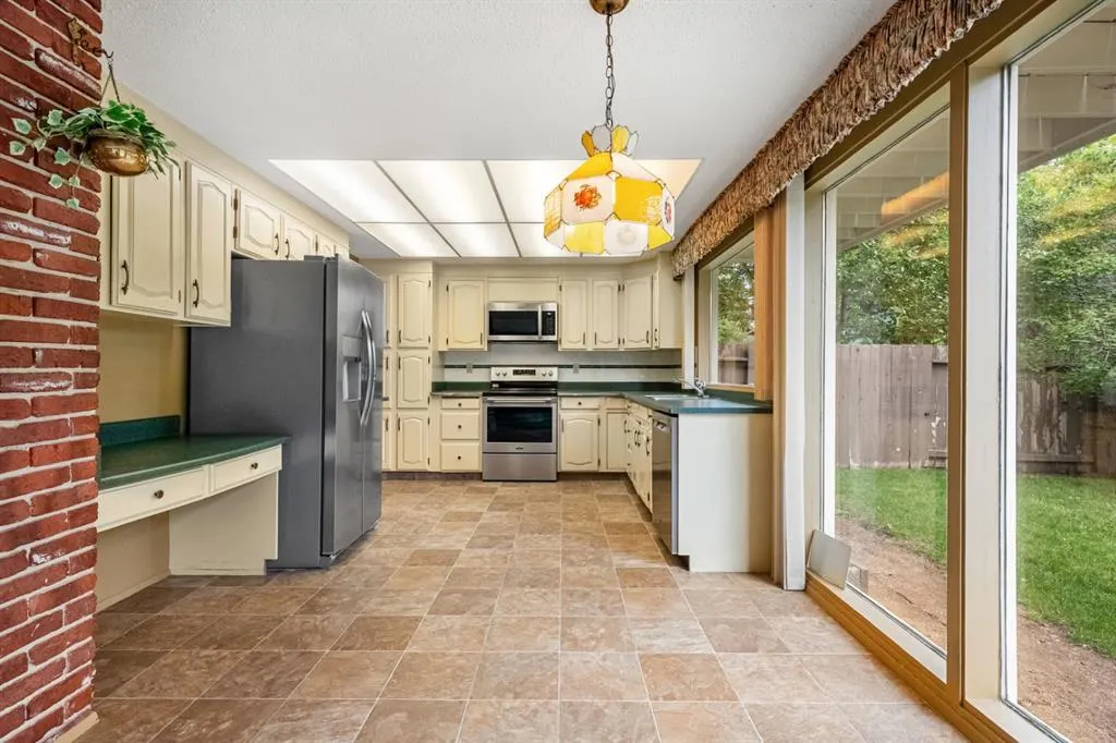 409 Lake Simcoe Crescent SE