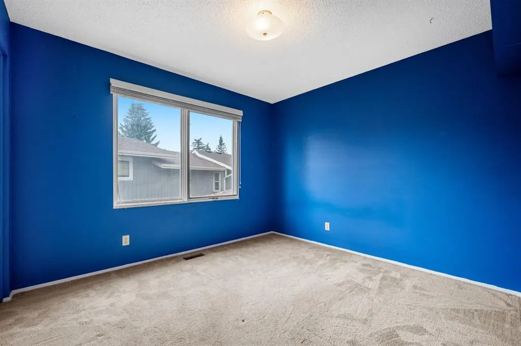 409 Lake Simcoe Crescent SE