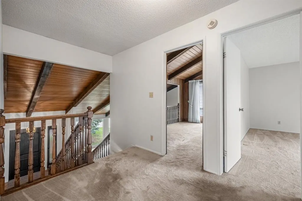 409 Lake Simcoe Crescent SE