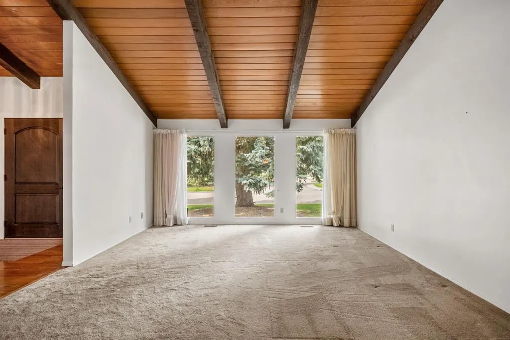 409 Lake Simcoe Crescent SE
