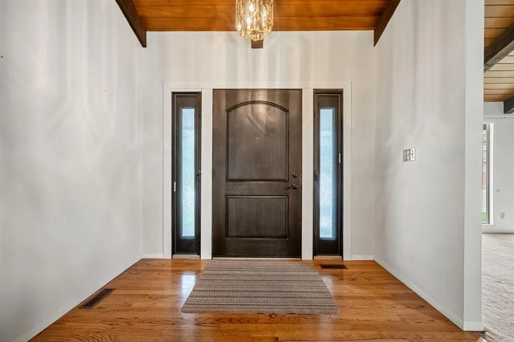 409 Lake Simcoe Crescent SE