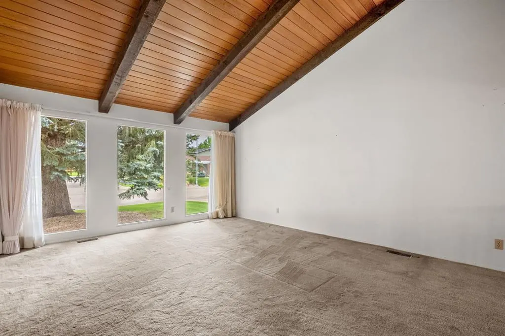 409 Lake Simcoe Crescent SE