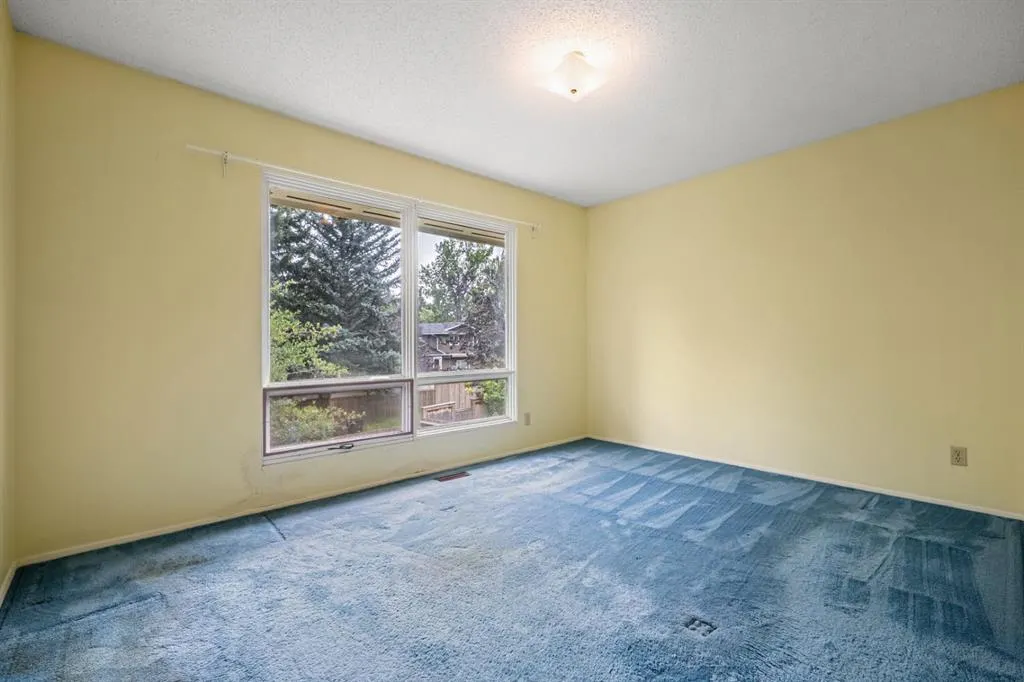 409 Lake Simcoe Crescent SE