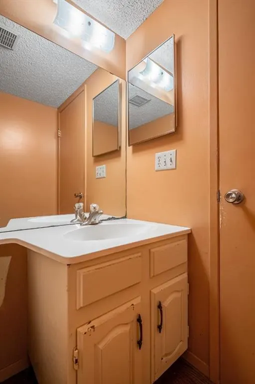 409 Lake Simcoe Crescent SE
