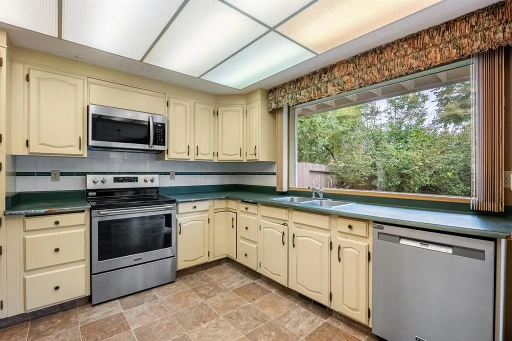 409 Lake Simcoe Crescent SE