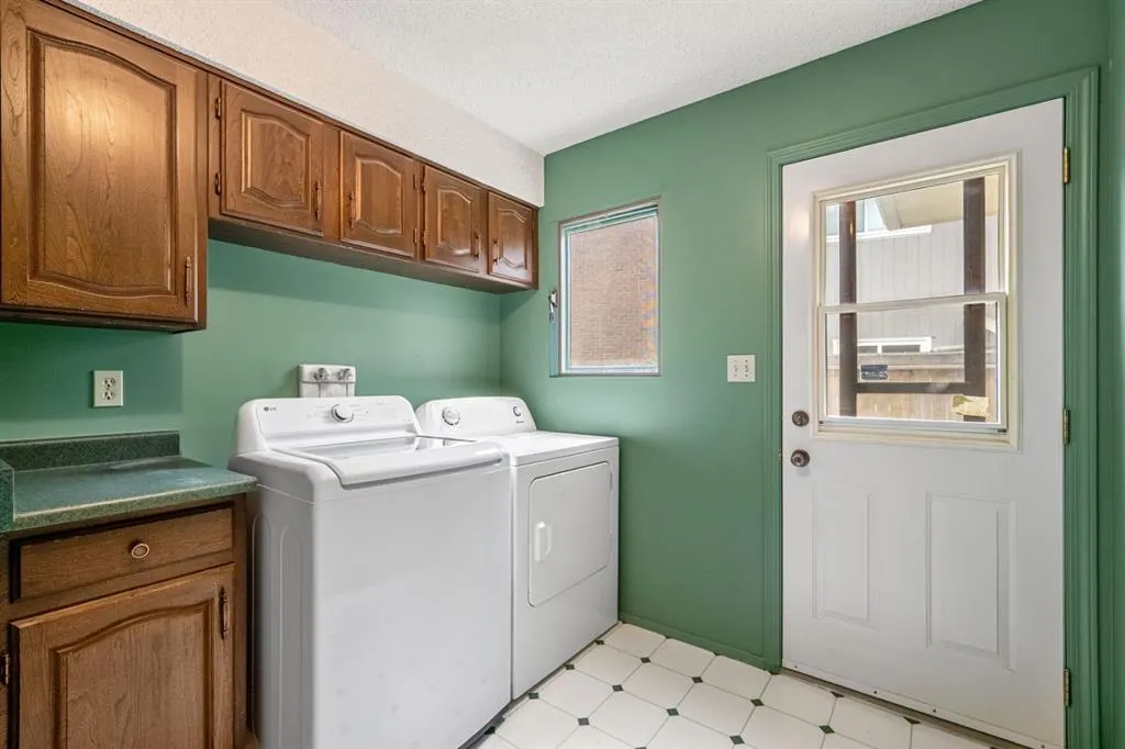 409 Lake Simcoe Crescent SE