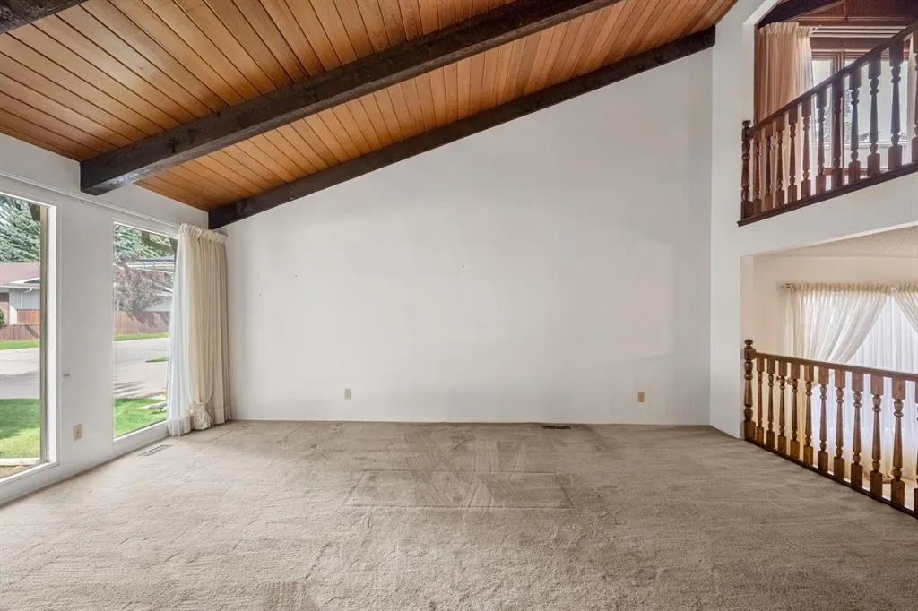 409 Lake Simcoe Crescent SE
