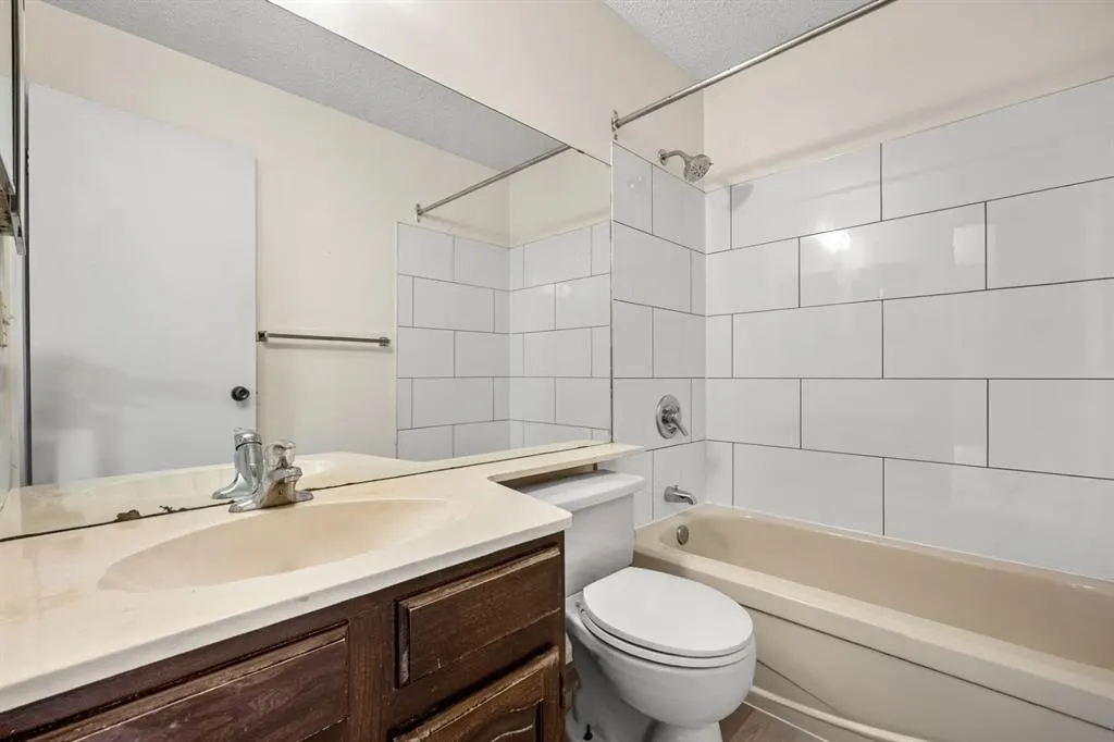 409 Lake Simcoe Crescent SE