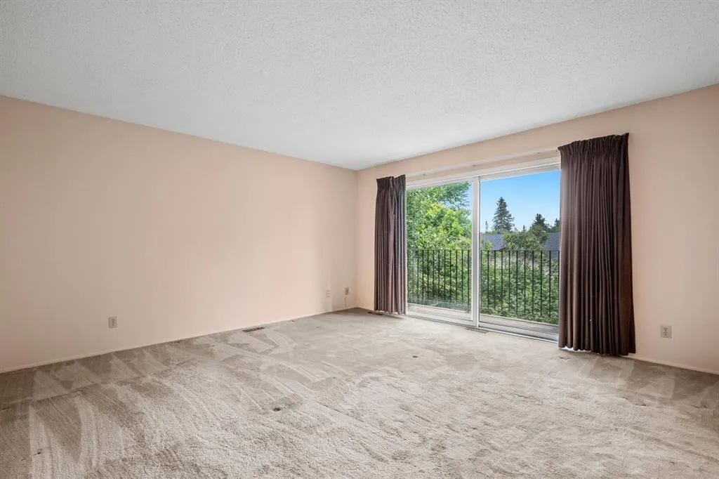 409 Lake Simcoe Crescent SE