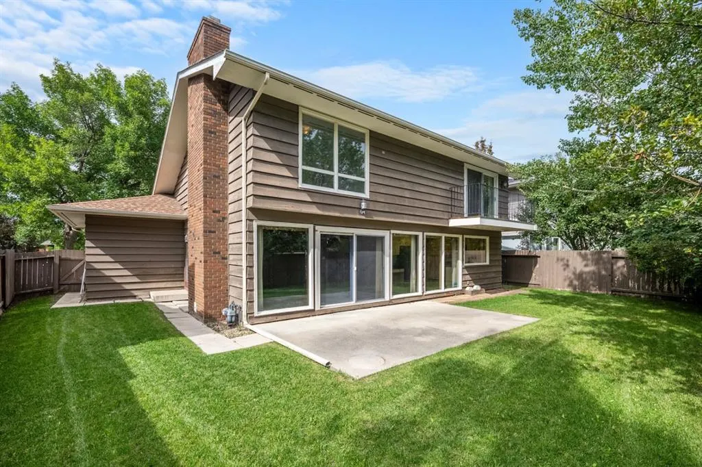 409 Lake Simcoe Crescent SE