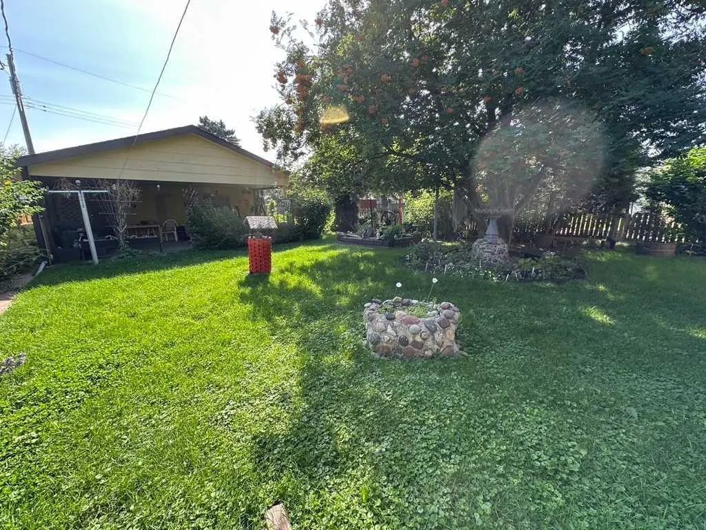 123 16 Street N
