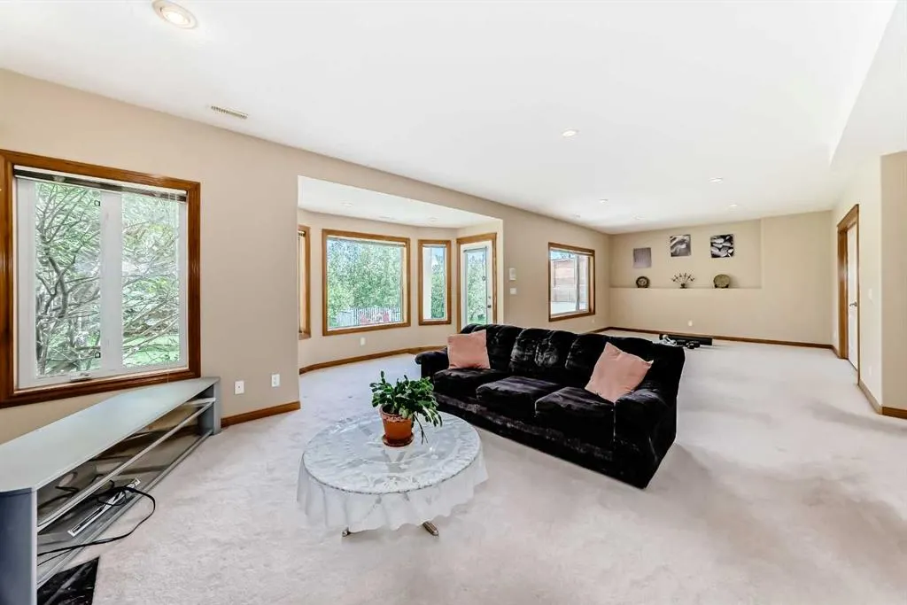 40 Royal Highland Court NW