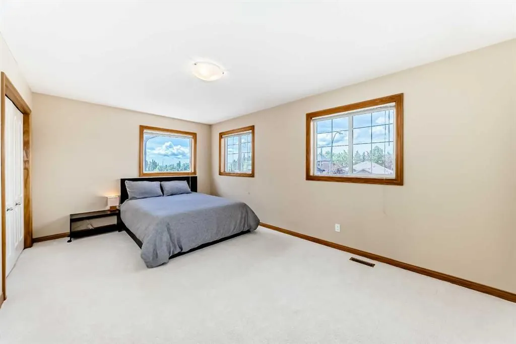 40 Royal Highland Court NW