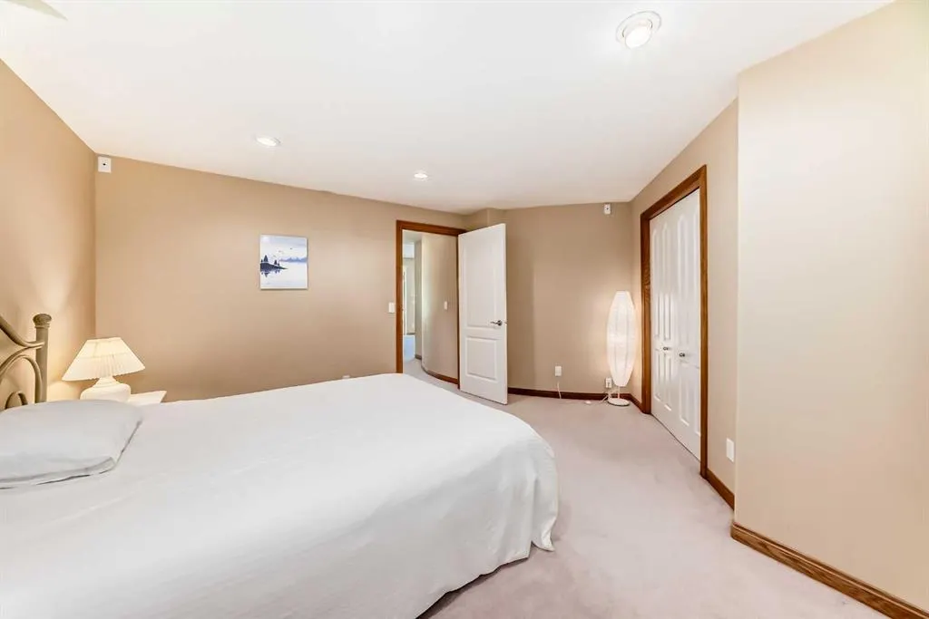 40 Royal Highland Court NW