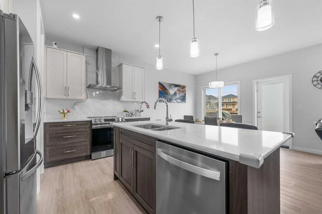 205 Legacy Reach Crescent SE