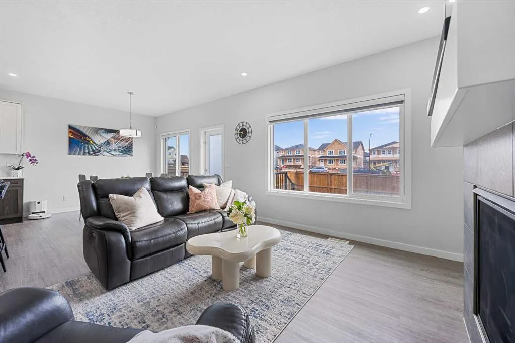 205 Legacy Reach Crescent SE