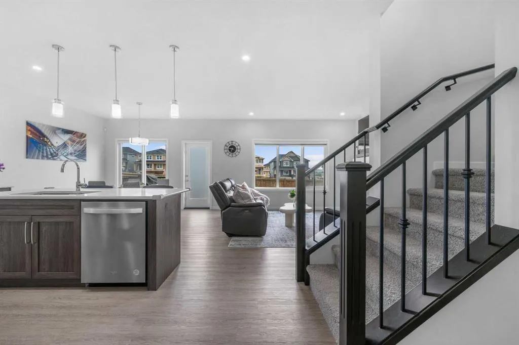 205 Legacy Reach Crescent SE