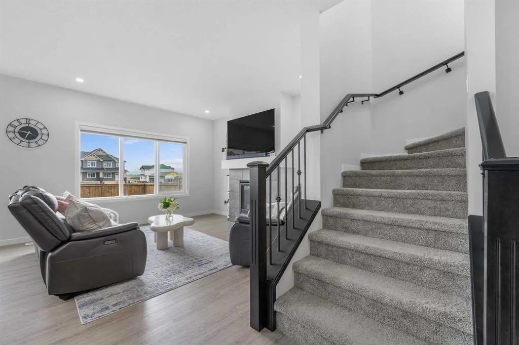 205 Legacy Reach Crescent SE