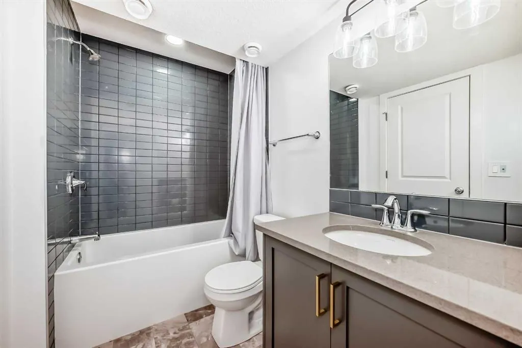 37 LAVENDER Passage SE