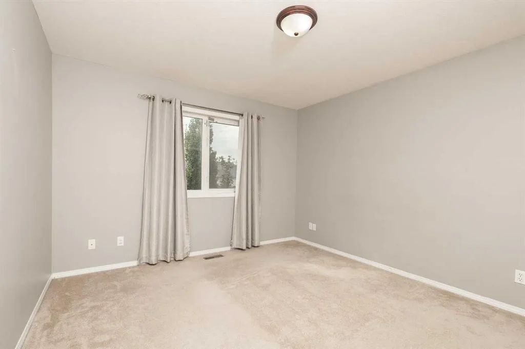8 Blackfoot Court W