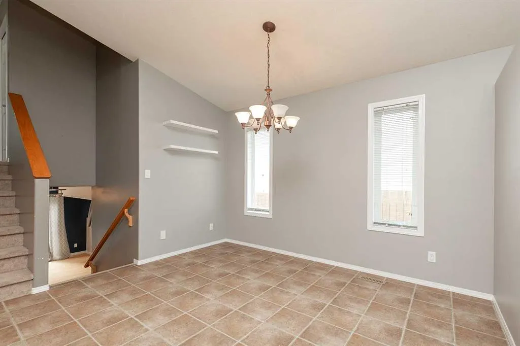 8 Blackfoot Court W